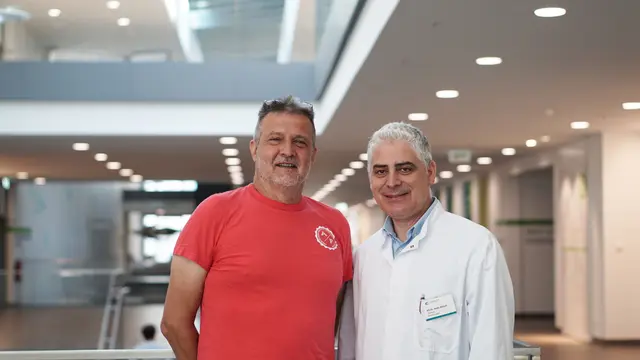Christian Micul und PD Dr. Anas Aboud, Chefarzt der Klinik für Herz- und Gefäßchirurgie am Klinikum Konstanz. | Foto: GLKN