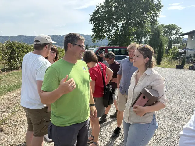 Nach der Aussprache auf dem Seeblickhof kam es zu einzelnen Gesprächen zwischen Landwirten und Politikern. Hier spricht Florian Fuchs mit der Bundestagsabgeordneten Dr. Lina Seitzl. | Foto: Tobias Lange