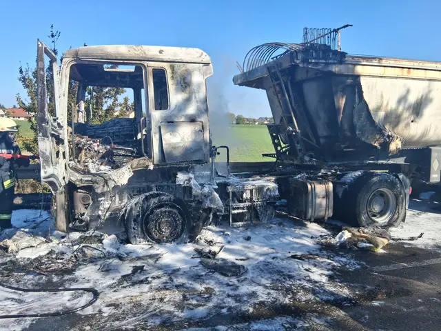 Der Sattelzug ist komplett ausgebrannt. Die Löscharbeiten dauerten etwa fünf Stunden.  | Foto: Feuerwehr Orsingen-Nenzingen