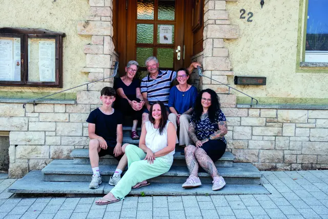Felizitas und Joachim Beirer sowie Melanie Krüger (hinten von links) arbeiten fest zusammen mit ihrem Personal (vorne von links) Enzo Loisi, Tatjana Merz und Maria Gradilone - für ein gelungenes Fest zum Jubiläum genauso wie beim Tagesgeschäft im Gasthaus. | Foto: Helen Kümmel (hallo!rot)