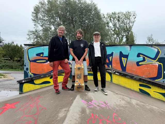 (Von links): Georg Fleischmann ( Kreisjugendreferent des Landkreises Konstanz), Björn Griesinger (Jugendtreff Berchen) und Kathrin Hille (Café connect) freuen sich auf die bevorstehenden Bodensee Skatecups. | Foto: Juleda Kadrija