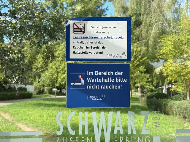 Unter anderem wie hier an einer Bushaltestelle in Singen wird auf das Einhalten des Landesnichtraucherschutzgesetzes hingewiesen. | Foto: Juleda Kadrija