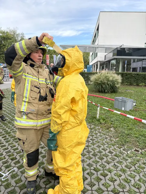 Die Feuerwehr musste Chemikalien, die in einer Reaktion Chlorgas freigesetzt haben, aus dem Keller des Klinikums in Konstanz entfernen. | Foto: Feuerwehr Konstanz