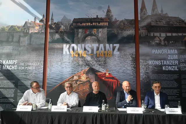 Informierten am Donnerstag zur Entstehung des Asisi Panorama in Konstanz (von links): OB Ulrich Burchardt, Wolfgang Scheidtweiler (Investor), Künstler Yadegar Asisi, Johannes Schweizer (Investor) und Matthias Sauerbruch (Architekt). | Foto: Anja Kurz