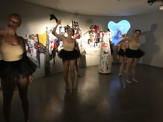 Rund 50 Gäste konnten sich die Tanzperformace des Färbe-Balletts im MAC Museum sehen. Dabei stand an diesem Abend Tanz, Bewegung und Kunst im Vordergrund. | Foto: Marcelino Rüth