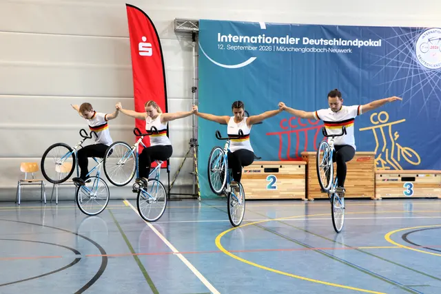 Ein starkes Team: Das 4er-Kunstradteam des RMSV Aach setzte sich gegen alle Kontrahenten im Deutschland-Cup durch. Nun hoffen sie, dass sich doch noch ein Austragungsort für die Hallenrad WM finden wird.  | Foto: Wilfried Schwarz