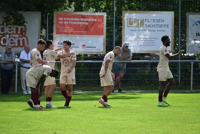 Großer Jubel beim TSV Singen nach dem zwischenzeitlichen 2:0 durch Buba Camara (nicht im Bild).   | Foto: Philipp Findling