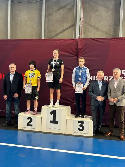 Melanie Nachtigall hat es aufs Podest beim internationalen U23-Turnier im Frauenringen geschafft. Mit der Bronzemedaille schreibt die 18-Jährige Geschichte, denn es ist die erste internationale Medaille im Frauenringen für den Stadtturnverein Singen.   | Foto: Rubin Quni
