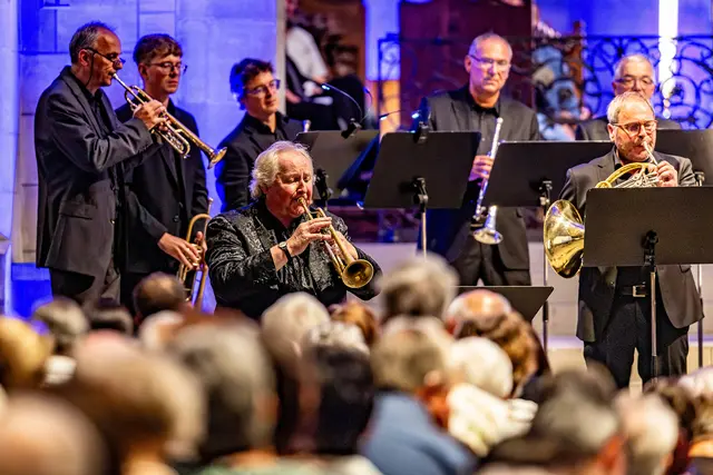 Solist Reinhold Friedrich begeisterte das Publikum, wie auch hier während des Oeuvre-Quintetts von Händel, mit seinem engelsgleichen Spiel an der Trompete. | Foto: Andreas Kochlöffel