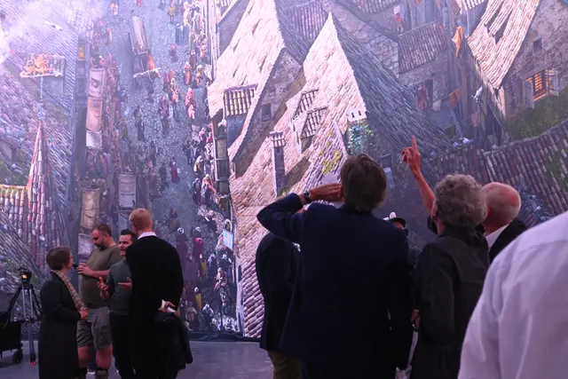 Der Blick auf das historische Stadtbild sorgte bald für Diskussionen unter den Betrachterinnen und Betrachtern, welche Straßen und Gebäude auch heute noch zu erkennen sind. | Foto: Anja Kurz