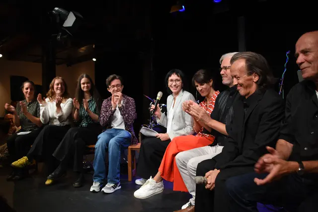 Das Färbe-Ensemble um Intendantin Cornelia Hentschel (5. von rechts) ist vier Wochen vor Spielzeitbeginn schon bester Laune.  | Foto: Philipp Findling