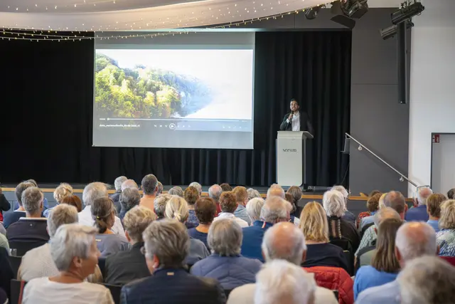 Bürgermeister Christoph Stolz bei der Premiere der Dokumentation zur Wiedereröffnung der Marienschlucht. | Foto: Uwe Johnen