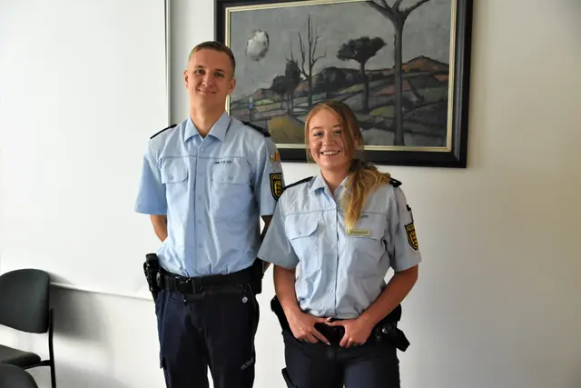 Janina Lamersdorf (rechts) und Moritz Liebenow (links) betrachten vor allem auch die Gemeinschaft als einen wichtigen Teil bei der Polizei.  | Foto: Philipp Findling