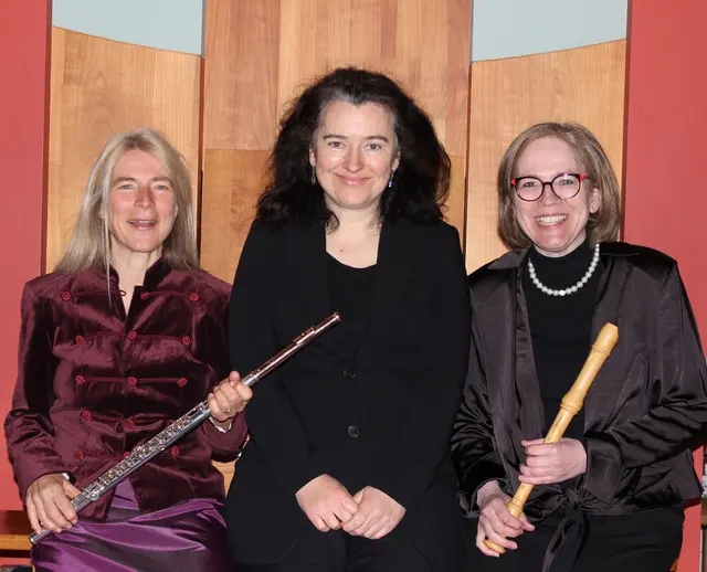 Das „Trio Canti Avium“ aus (von links) Sonja Kanno-Landoll, Eva Valtovà und Ulrike Wettach-Weidemaier freut sich auf das Konzert „Wenn die Blätter fallen …“ mit Musik und Texten zum Herbst am Sonntag, 20. September, um 17 Uhr in der evangelischen Auferstehungskirche in Engen.  | Foto: privat