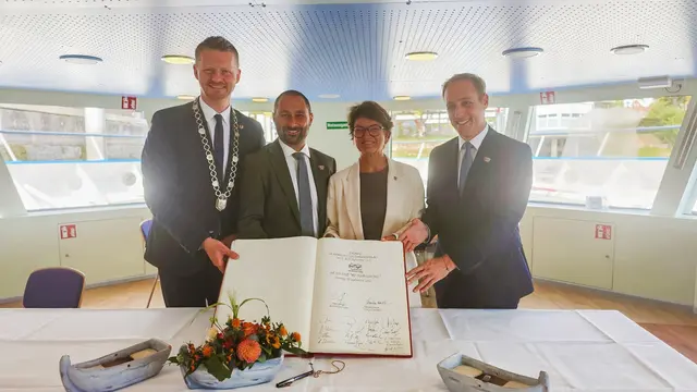 Nach dem Eintrag ins goldene Buch der Stadt (von links): Oberbürgermeister Simon Gröger, Gabriel Macedo (Stadtpräsident von Amriswil), Bürgermeisterin Monika Laule und Istres' Bürgermeister Robin Prétot.   | Foto: Stadt Radolfzell