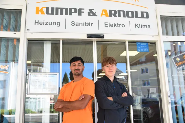 Die beiden neuen Azubis Abdulraziq Ahmadzai (links) und Jacob Sauter sind schon voller Tatendrang für ihre Ausbildung bei Kumpf &amp; Arnold.  | Foto: Philipp Findling