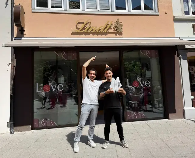 Claudio Minder und Karl Müller vor dem zukünftigen kybun Joya Shop an der Marktstätte 12 in Konstanz. | Foto: kybun Joya