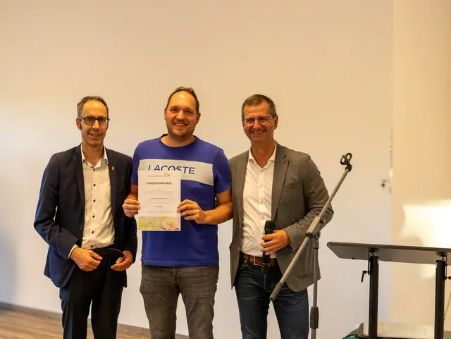 Die höchste Einzelzuwendung des Abends ging an den Musikverein Mühlhausen: Vorsitzender Matthias Bietinger (Mitte) nahm die Förderurkunde über 22.701 Euro von Engens Bürgermeister Frank Harsch und Mühlhausen-Ehingens Bürgermeister Patrick Stärk entgegen. Mit dem Geld saniert der Verein die Sanitäranlagen seines Probelokals. | Foto: Uwe Johnen