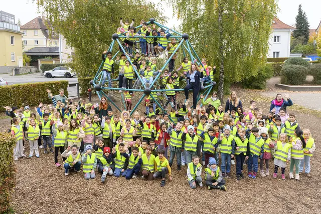 Bereits im vergangenen Jahr brachten die leuchtenden Warnwesten an der Singener Waldeck-Schule nicht nur mehr Sichtbarkeit im Straßenverkehr, sondern auch viele strahlende Kinderaugen. Unterstützt von den Lehrerinnen Martina Ott, Selina Eckertz, Julia Peters, Karoline Kleiner und Susanne Fricker setzt die Schule auf eine frühzeitige Sensibilisierung für das Thema Verkehrssicherheit und fördert so einen sicheren Schulweg.
 | Foto: Frank Müller