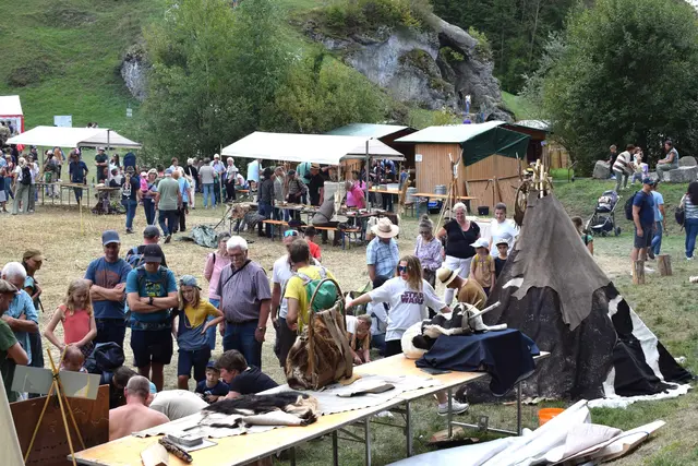 Unzählige Besucherinnen und Besucher kamen am 19. und 20. September bei den Petersfelstagen nach Engen um in die Welt der Rentierjäger einzutauchen. | Foto: Achim Holzmann