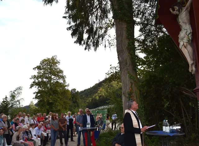 Das Wegkreuz «Der Große Herrgott» im Landschaftsschutzgebiet Marienschlucht ist restauriert und wurde am letzten Sonntag von Pfarrer Thorsten Becker gesegnet. Die Ressonanz der Bevölkerung war enorm. | Foto: Achim Holzmann