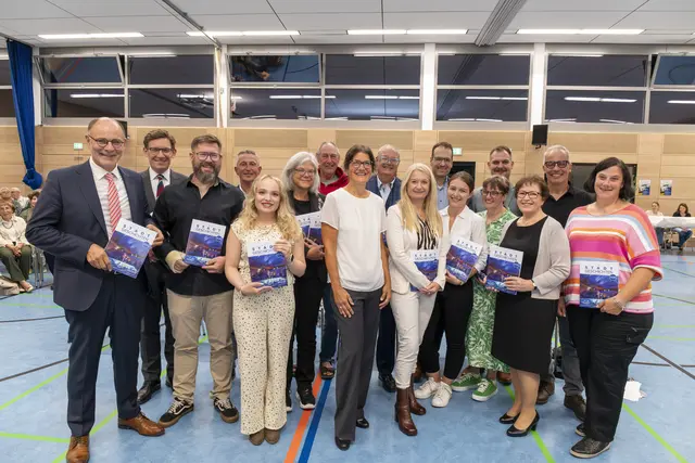 Die anwesenden Autorinnen und Autoren präsentieren ihre Belegexemplare der ersten Ausgabe der „STADTGeschichten“ nach der offiziellen Vorstellung in der Hohenkrähenhalle. | Foto: Uwe Johnen