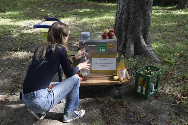 Freiwillige vom BUND Gottmadingen mit dem Pasteurisiergerät und dem Bag in Box System zum bequemen Abfüllen des Apfelsafts. | Foto: BUND Westlicher Hegau
