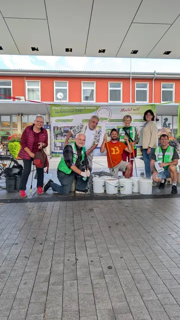 Birgit Wagner (von links), Jürgen Grecht, Christian Siebold, Philipp Kiefer, Gabriele Glaser-Wuttke, Regina, Henke und Uwe Messer waren zusammen mit weiteren Helfern am Busbahnhof unterwegs und haben ihn von Kippen und anderem Müll befreit.
 | Foto: Wolfgang Leibinger 