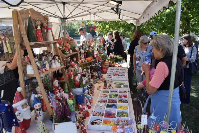 Die Resonanz beim Gailinger Töpfermarkt am letzten Wochenende, 19. und 20. September war enorm. Unzählige Besucher kamen in den Rheinuferpark, um die farbenprächtige Bühne für Keramik zu entdecken. | Foto: Achim Holzmann