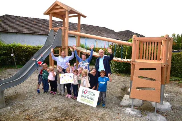 Die Kinder der Kita St. Marien freuen sich sichtlich über das neue Spielgerät. Davon anstecken ließen sich dann auch Kita-Leiterin Marion Wieser (hinten, von links), Stellvertreterin Anna Wieser und Gebhard Schulz von der Bürgerstiftung Stockach. | Foto: Bürgerstiftung Stockach