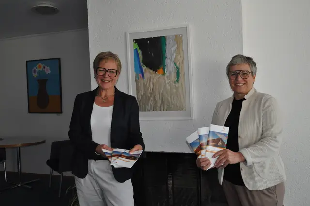 Die Bilder für die Kooperation mit dem HJW hängen bereits im Kaminzimmer für die Vernissage am 1. Oktober, als Christine Derschka (links) und Gabriele Eckert das Halbjahresprogramm des Bildungszentrums vorstellen. | Foto: Anja Kurz