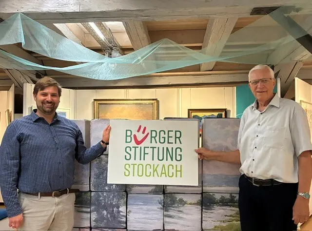 Die Bürgerstiftung Stockach hat die Anschaffung von neuen Sitzwürfeln im Stadtmuseum gefördert. Museumsleiter Julian Windmöller (links) dankt der Stiftung - hier vertreten durch Gebhard Schulz. | Foto: Bürgerstiftung Stockach