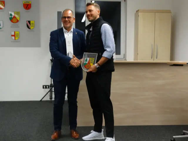 In der letzten Ratssitzung wurde Felix Wilden (rechts) von Bürgermeister Thorsten Scigliano für seinen Einsatz in der Gemeinde geehrt und verabschiedet. | Foto: Marcelino Rüth