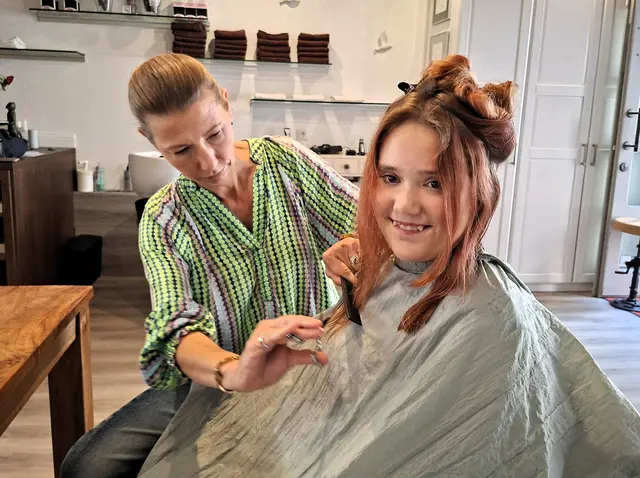 Katrin Bläser von Haarkonzept by Salon Wiedorn verpasste in Kooperation mit der Bürgerstiftung Radolfzell zehn Kinern einen kostenlosen Haarschnitt. Hier für Emma-Lou. | Foto: Joachim Strate