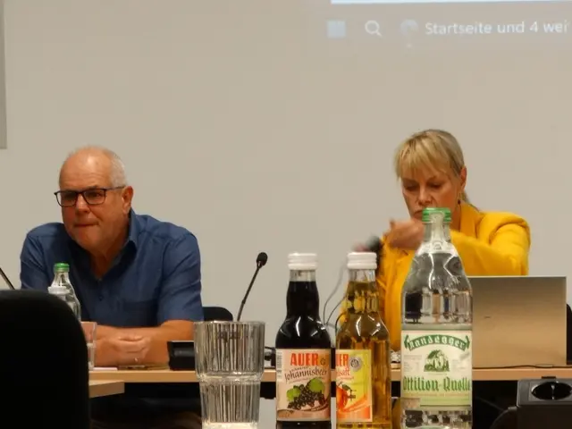 Philipp König (links) vom Stadtentwicklungsbüro Reschl erläutert dem Mühlinger Gemeinderat die Bedeutung langfristiger Entwicklungskonzepte.  | Foto: Marcelino Rüth 