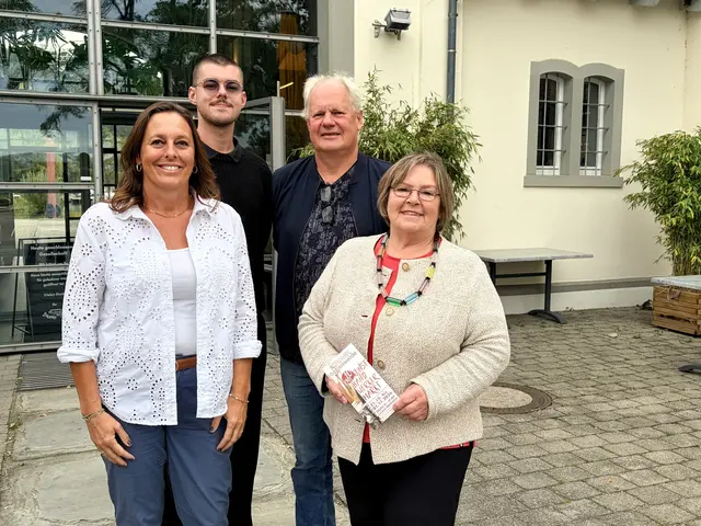 Die Veranstalter der „Galerie Augenweide“ freuen sich auf zahlreiche Neugierige, Bummelwillige und Kunsthandwerksinteressierte. Von links: Melanie Hahn, stellvertr. Fachbereichsleiterin für Tourismus, Kultur und Marketing, Jonathan Noll von der Zollhaus-Gastronomie, Jürgen Mayer und Veronika Jäger. | Foto: Constanze Wyneken