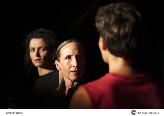 Ein Katz-und-Maus-Spiel im Dialog. Die Festivalbesucherin Jana fragt Eireni und Anna nach ihren Ansichten aus und wie weit sie bereit sind zu gehen. Von links:  Eireni (Zoubeida Ben Salah), Jana (Jana Alexia Rödiger) und Anna (Kristina Lotta Kahlert) 
 | Foto: Ilja Mess/Theater Konstanz