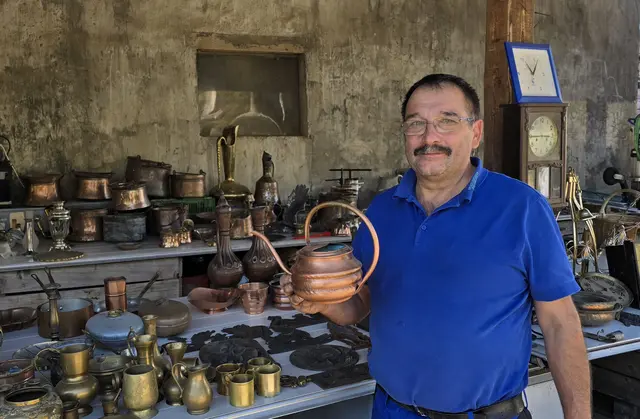 Rund 300 Euro spendete Gottfried Feiß aus seinem Flohmarkt an die Beratungsstelle Unterstützte Kommunikation (UK) des Hegau-Jugendwerks in Gailingen. | Foto: Ramona Löffler