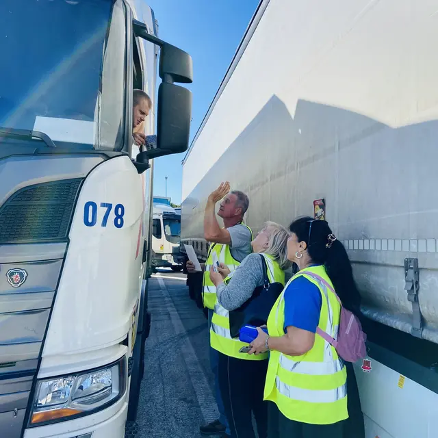 Fahrer Aleksey Dimutruvic gemeinsam mit drei Ehrenamtlichen des Netzwerks Kirche und Arbeitswelt von links: Olexander Kozheurov, Ludmila Zozulia und Christine Wiesenmayer | Foto: Betriebsseelsorge Bodensee-Hohenzollern