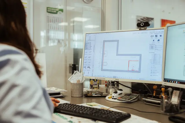 Mit digitalen Helfern wie der 3D-Badplanung können verschiedene Varianten des Badezimmers gezeigt werden. | Foto: Kumpf &amp; Arnold