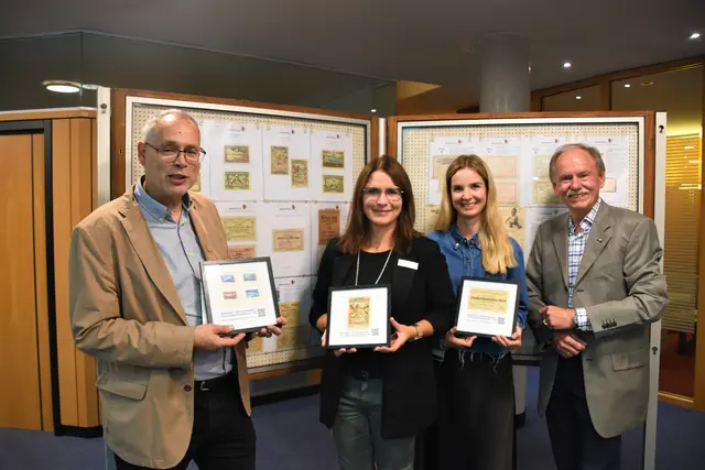 Von links: Christoph Stadler, Angela Kaiser und Johanna Rode gemeinsam mit ihren Geschenken vom Vereinsvorsitzenden Michael Bandel.  | Foto: Philipp Findling