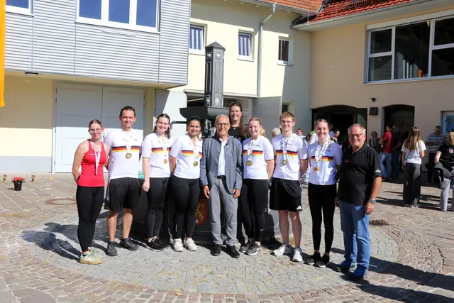 Die erfolgreichen Sportler mit Bürgermeister Manfred Ossola (von links): Anika Meßmer, Yannick Gaißer, Sarah Bötzer, Lena Andorinha, Bürgermeister Manfred Ossola, Cheftrainerin Katja Gaißer, Franziska Bötzer, Jone Burow, Hannah Elsässer und Trainer Wilfried Schwarz (auf dem Bild fehlt Natalie Grote) | Foto: Wilfried Schwarz