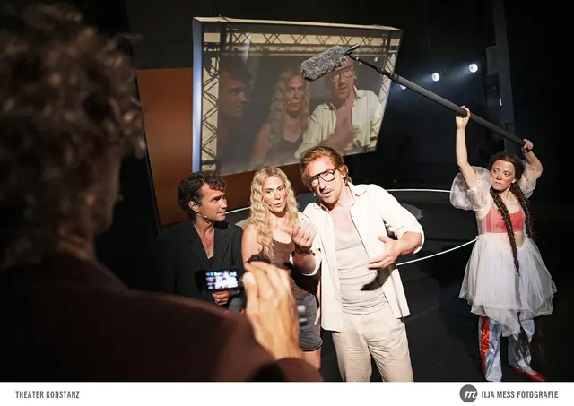 Für Dorothee (rechts) ist in Simone Geyers Inszenierung von "Garland" im Gegensatz zu Em und Henri (Mitte) die offenbar zerstörte Welt noch lange keine solche.  | Foto: Ilja Mess/Theater Konstanz