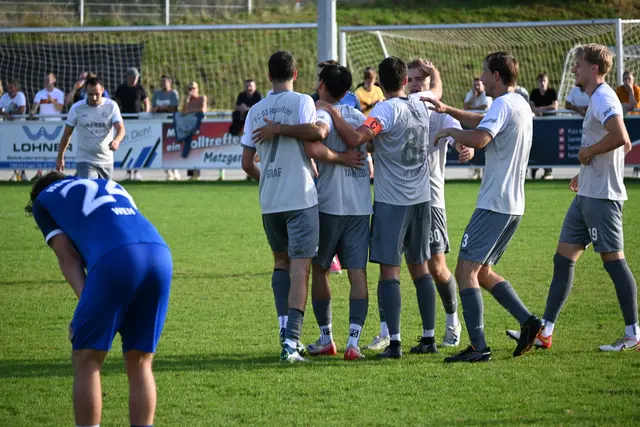 Da war der Deckel dann endgültig drauf: Die Spieler des FC Radolfzell freuen sich über das Traumtor von Alireza Yaghoobi (dritter von links) zum 4:0 Endstand für die Mettnau-Elf. | Foto: Philipp Findling