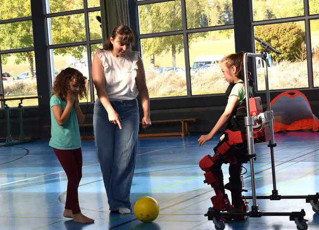 «Endlich wieder Ballspielen mit der kleinen Schwester», dank eines vom Hegau-Jugendwerk neu angeschafften pädiatrischen Exoskelett.  | Foto: Achim Holzmann