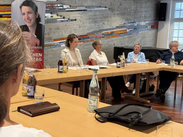 Die Bundestagsabgeordnete und die Pflegeakteure im Austausch. Von links: Dr. Lina Seitzl MdB, Claudia Brackmeyer (Kreisseniorenrat), Gisela Meßmer (Vorstandsvorsitzende Pflegezentrum St. Verena Rielasingen-Worblingen e.V.) und Wolfgang Heintschel (Vorstand der Caritas Singen-Hegau). | Foto: Maximilian Kremer / Büro Seitzl