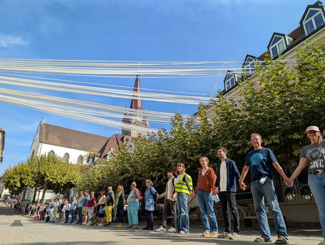 Die Menschenkette erstreckte sich entlang des Seetorplatz, am Münster vorbei, rund um das Österreichische Schlösschen und zurück zur Sparkasse. | Foto: People For Future Radolfzell/Singen