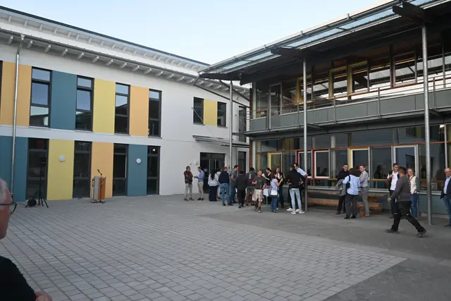 Der Erweiterungsbau an der Gemeinschaftsschule Eigeltingen ist feierlich eingeweiht worden: links der Neubau, rechts der Bestand. | Foto: Tobias Lange