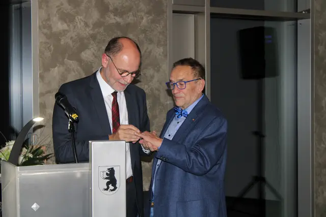Ein besonderer Moment für den kürzlich verstorbenen Peter Hänssler gab es im November 2022, als er von Oberbürgermeister Bernd Häusler mit dem Ehrenring der Stadt Singen ausgezeichnet wurde. | Foto: Tobias Lange/Archiv
