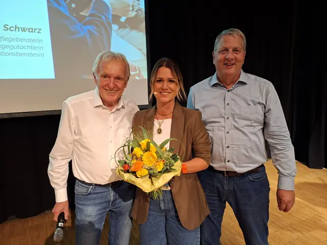 Arnold Kannenberg (links) und Helmut Arndt (rechts) von der Bürgerstiftung Radolfzell bedankten sich bei Katrin Schwarz für ihren spannenden Vortrag.  | Foto: Joachim Strate